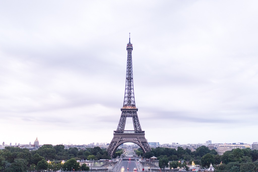 Paris-Eiffel-Tower-Sunrise-Couple-102