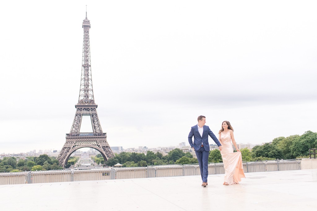 Paris-Eiffel-Tower-Sunrise-Couple-110