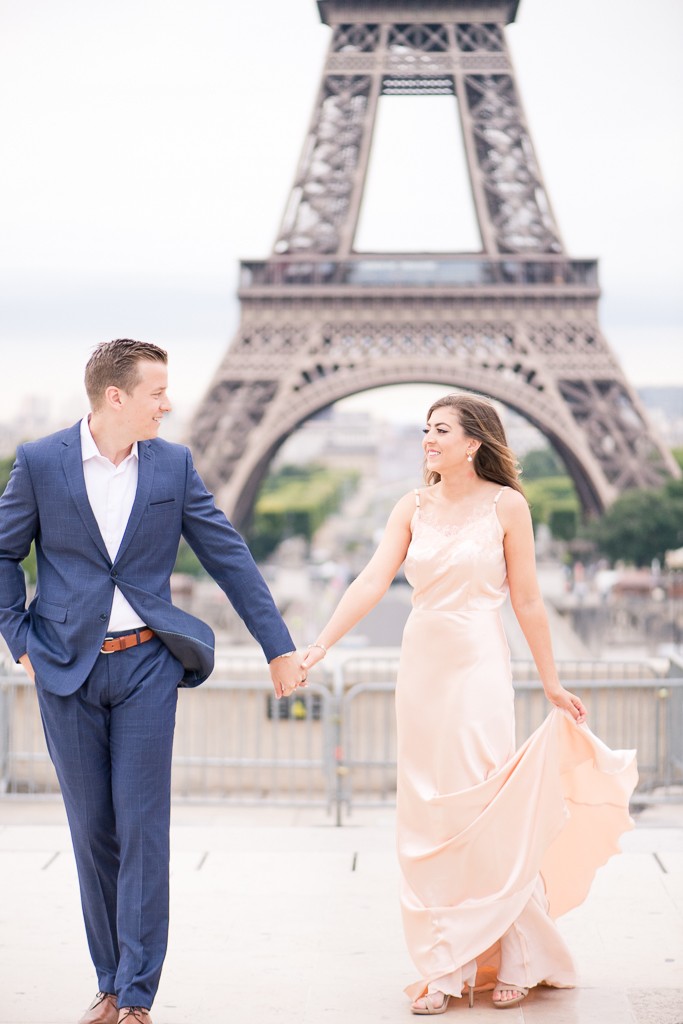 Paris-Eiffel-Tower-Sunrise-Couple-111