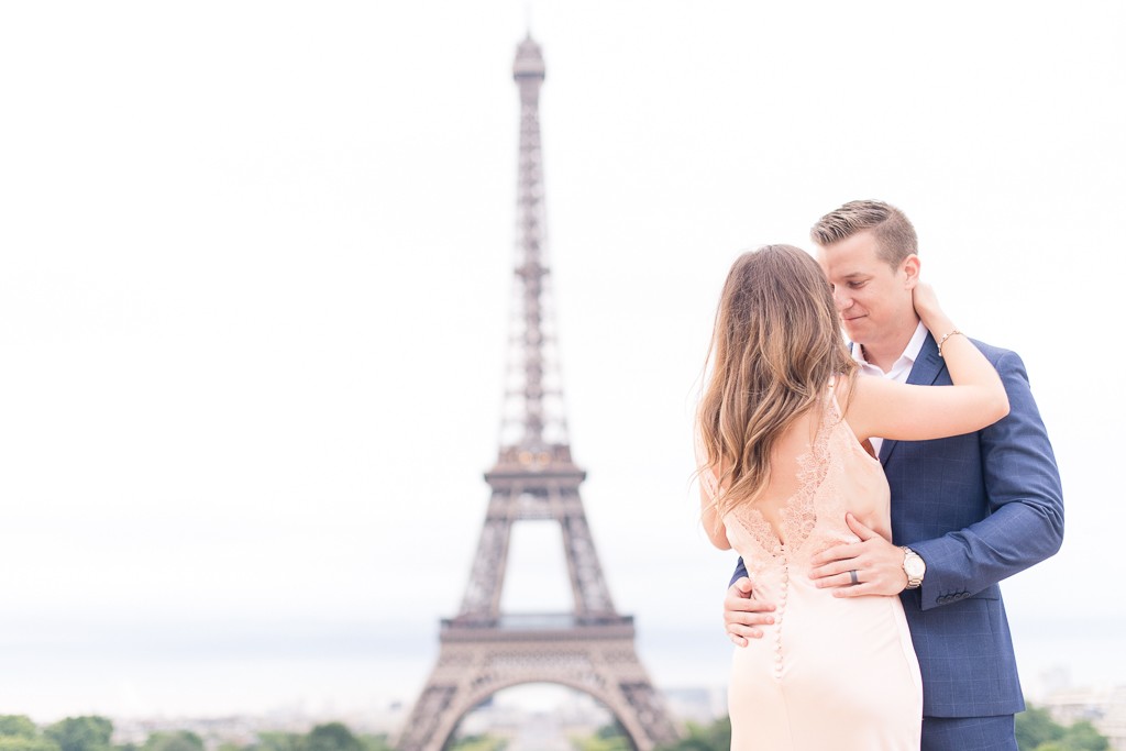 Paris-Eiffel-Tower-Sunrise-Couple-112