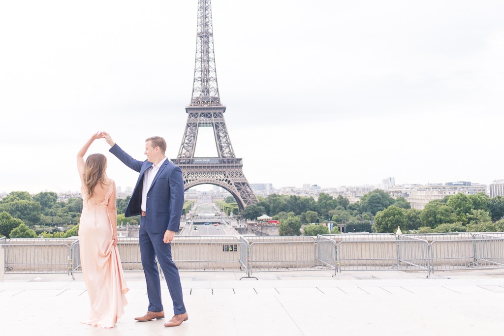 Paris-Eiffel-Tower-Sunrise-Couple-116