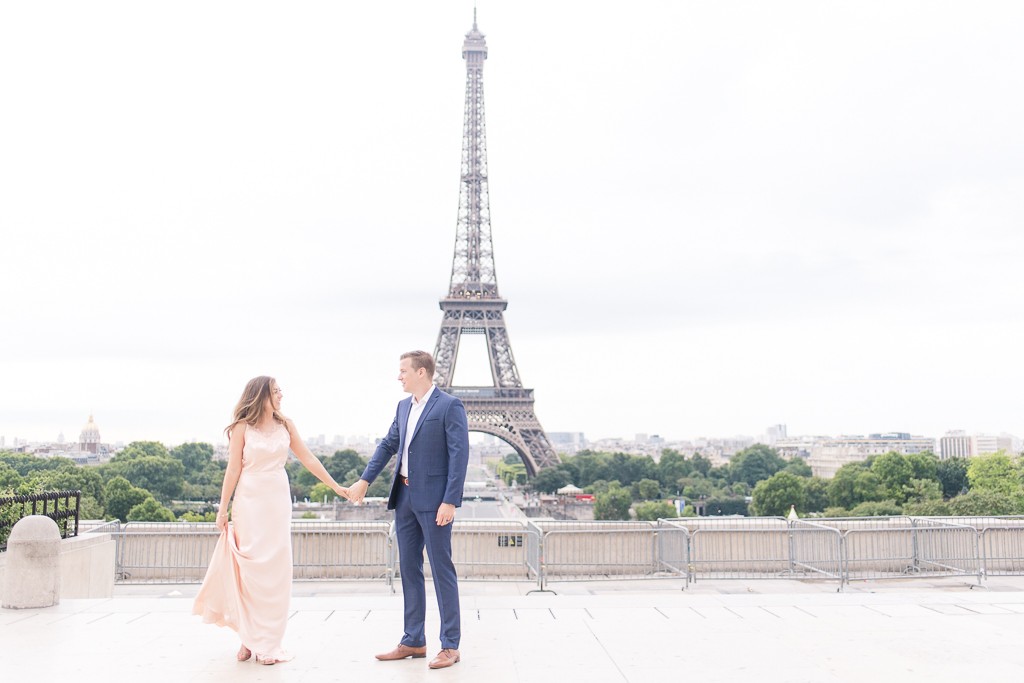 Paris-Eiffel-Tower-Sunrise-Couple-118