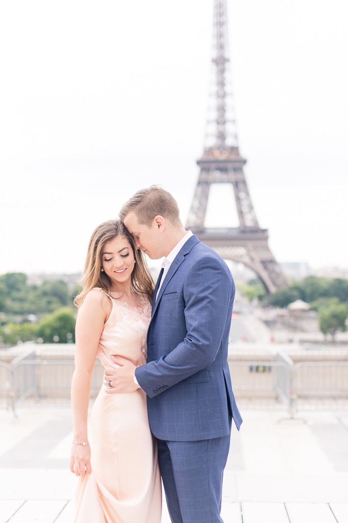 Paris-Eiffel-Tower-Sunrise-Couple-119