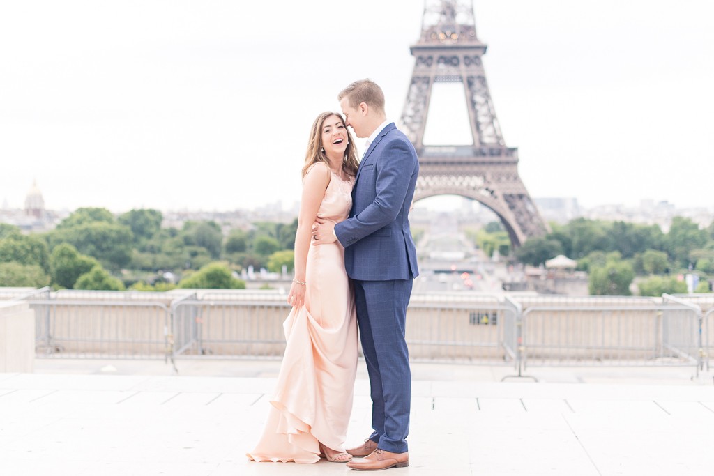 Paris-Eiffel-Tower-Sunrise-Couple-120