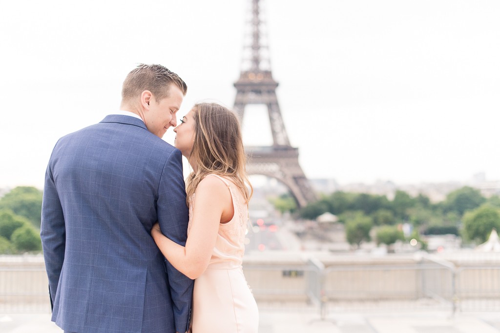 Paris-Eiffel-Tower-Sunrise-Couple-121